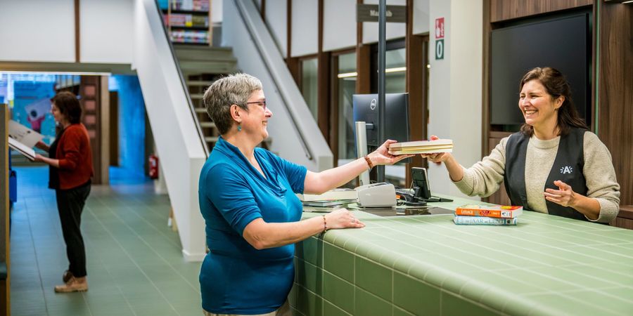 medewerker en bezoeker in bib Park